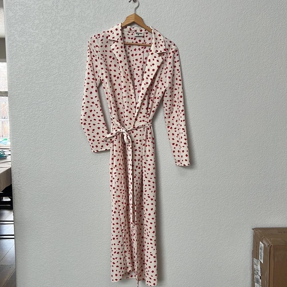 Show Me Your Mumu Wrap Robe Dress Floral Red and White size Small - Picture 3 of 10